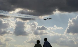 Máy bay Yak-52 cùng Yak-54 trong một chuyến bay huấn luyện. Ảnh: Ria