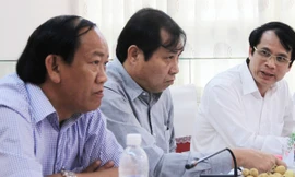 Lãnh đạo Bộ GD&ĐT, UBND Đà Nẵng, Quảng Nam cùng ngồi lại bàn giải pháp cho dự án làng ĐH Đà Nẵng. Ảnh: Nguyễn Huy