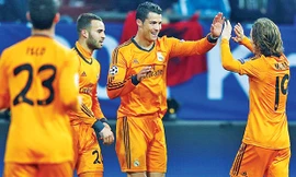 Ronaldo chia vui cùng đồng đội trong ngày Real Madrid lập kỷ lục Champions League. ảnh: Getty Images