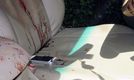 Viên đạn còn rơi ở trên ghế xe sau khi đưa xác ông Tú ra ngoài - Ảnh: Đỗ Trường (Thanh Niên)