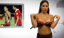 Phát thanh viên bỗng dưng cởi đồ trong lúc tường thuật World Cup. Ảnh: Mundo Deportivo 