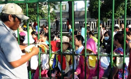 Chợ công nhân sau hàng rào sắt ở Sài Gòn