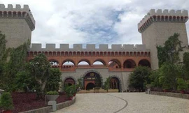 Lâu đài sa thạch chứa rượu vang bên biển Bình Thuận