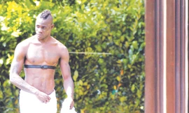 Mario Balotelli buộc khăn tắm chuẩn bị bước vào tập luyện trong phòng tắm hơi. Ảnh: AP