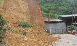 Nhà bị đất vùi lấp, làm 2 mẹ con bé Tâm gặp nạn. Ảnh: Duy Chiến