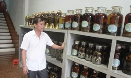 Ông Vũ Mạnh Hùng và các sản phẩm chế biến từ rắn 