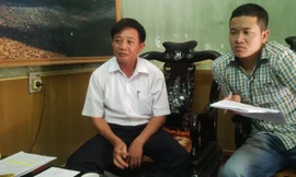 Chánh thanh tra huyện Thuận Thành (trái) trao đổi với phóng viên chiều 28/5