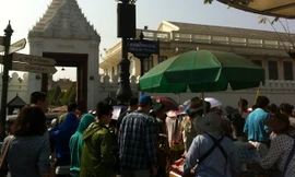 Du khách nước ngoài chen nhau trước cổng Hoàng cung ở Bangkok sáng 2/2/2014. ẢNH: SÁU NGHỆ