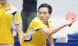 Thiếu tướng cầm vợt đấu bóng bàn