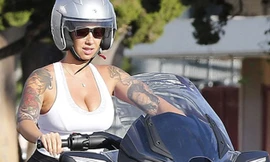 Người mẫu Mỹ mặc đồ gợi cảm lái mô tô 'khủng'