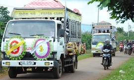 Đoàn người tiễn đưa các cháu về nơi an nghỉ cuối cùng