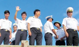 Trung úy Nguyễn Duy Chinh giơ tay chào tạm biệt khách thăm đảo Trường Sa