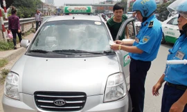 Chiếc taxi của hãng Sông Hồng biển Hà Nội này chỉ có thể xác định được xe có phù hiệu taxi ngoại tỉnh (Bắc Ninh) khi PV Tiền Phong đề nghị TTGT Sở GTVT dừng kiểm tra.Ảnh: Trọng Đảng