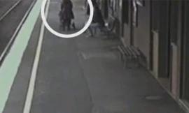 Em bé sống sót kì diệu sau khi ngã vào đường ray xe lửa