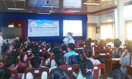 Nhiều sinh viên quan tâm hướng vừa học vừa làm ở nước ngoài trong Hội thảo tư vấn việc làm cho SV năm cuối của ĐH Sư phạm Đà Nẵng.