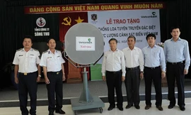 Ban lãnh đạo Vietcombank bàn giao loa tuyên truyền đặc biệt cho lực lượng CSB VN