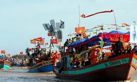 Đoàn tàu thỉnh cá Ông