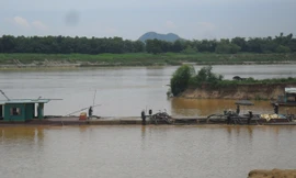 Tàu thuyền hút cát trái phép đang hoạt động tại sông Chu, ở xã Thiệu Nguyên, huyện Thiệu Hóa (Thanh Hóa.) Ảnh: Hoàng Lam