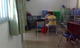 Một bệnh nhân nhí đang nhờ bác sĩ tâm lý tư vấn