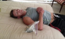 Dion Davis ngủ ngọn lành trên giường. Nguồn: Sarasota County Sheriff’s Office