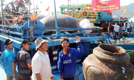 Ngư dân Đà Nẵng đồng loạt ra khơi chiều 15/5. Ảnh: Hoài Văn