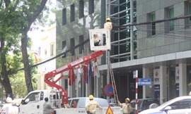 Ra quân dọn “rác trời” ở phố Quang Trung