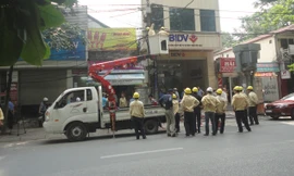 Cty TNHH Một thành viên Chiếu sáng và Thiết bị đô thị Hà Nội dọn “rác trời” tại phố Ngô Thị Nhậm chiều 8/7. ảnh: KN