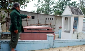 Mồ mả bao quanh nhà dân ở thôn Đông Tuần, xã Tam Hải 