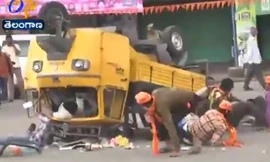 Xe 3 bánh vào cua bị lật úp, nhiều người nhập viện