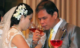 Cô dâu khuyết tật rạng ngời trong đám cưới tập thể