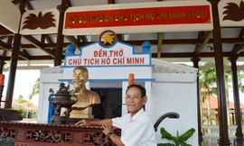 Chú Bảy Khoa trước ngôi đền được tôn tạo, gìn giữ cẩn. trọng Ảnh: Trọng Duy