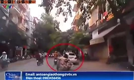 Xe máy kéo xe hàng cồng kềnh “làm xiếc” trên phố đông