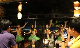 Tắm 'biển', xem múa bụng bên cầu Cần Thơ