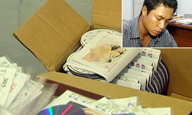 Tùng và số đĩa phim sex mang đi tiêu thụ. Ảnh: Châu Thành