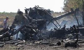 Một khẩu pháo bị phá hủy ở ngoại ô thành phố Mariupol hôm qua. Ảnh: Reuters