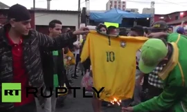 Bức xúc với trận thua thảm bại, CĐV Brazil đốt áo Neymar