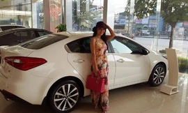 BTV Kim Xuyến - vợ ca sĩ Đăng Dương không giấu giếm hạnh phúc khi được chồng tặng chiếc ô tô cô yêu thích từ lâu.