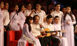  Nhạc sĩ Trần Xuân Tiến - sinh viên xuống đường năm xưa hòa giọng cùng tốp trẻ trong bài “Hát cho dân tôi nghe”. Ảnh: Gia Tiến