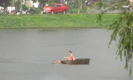 Các bạn nỗ lực bơi xuồng ra cứu anh Thiệc nhưng bất thành.