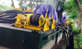 Tàu hút bùn xuống cấp từng ngày. Ảnh: Tuấn Minh