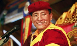 Pháp Vương Phật giáo ăn chay, tụng kinh trên máy bay