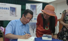 Tác giả Trần Quốc Quân ký tặng bạn đọc trong buổi ra mắt cuốn “Tuyết hoang”, Hà Nội tháng 5/2014