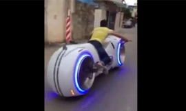 Thanh niên cưỡi mô tô cực độc đi dạo phố