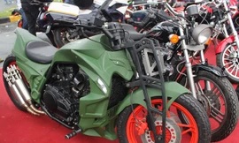 Kawasaki độ với ống pô 12 nòng súng của thợ Sài Gòn