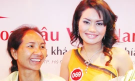 Mẹ Kthe đưa con gái đi thi Hoa hậu