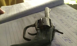 Đầu trần, dắt súng colt dạo phố gặp ngay 141