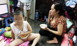 Bé Quang đang được mẹ chăm sóc tại nhà. Ảnh: VnExpress