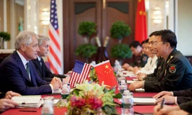 Bộ trưởng Quốc phòng Mỹ Chuck Hagel (trái) trong cuộc gặp Phó Tổng tham Mưu trưởng Trung Quốc Vương Quán Trung. Ảnh: AP