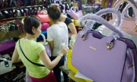 Rất nhiều sản phẩm ở chợ Đồng Xuân không rõ nguồn gốc. Ảnh: Vnexpress