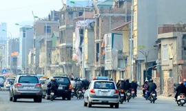 Chuyên gia cho rằng, cho xây nhà 25m2 không khác gì thừa nhận nhà siêu mỏng. (Ảnh đường Ô Chợ Dừa - Hoàng Cầu, Hà Nội). Ảnh: Như ý